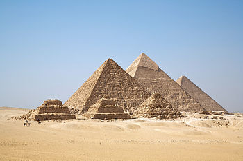 https://ja.wikipedia.org/wiki/%E3%83%94%E3%83%A9%E3%83%9F%E3%83%83%E3%83%89#/media/File:All_Gizah_Pyramids.jpg
